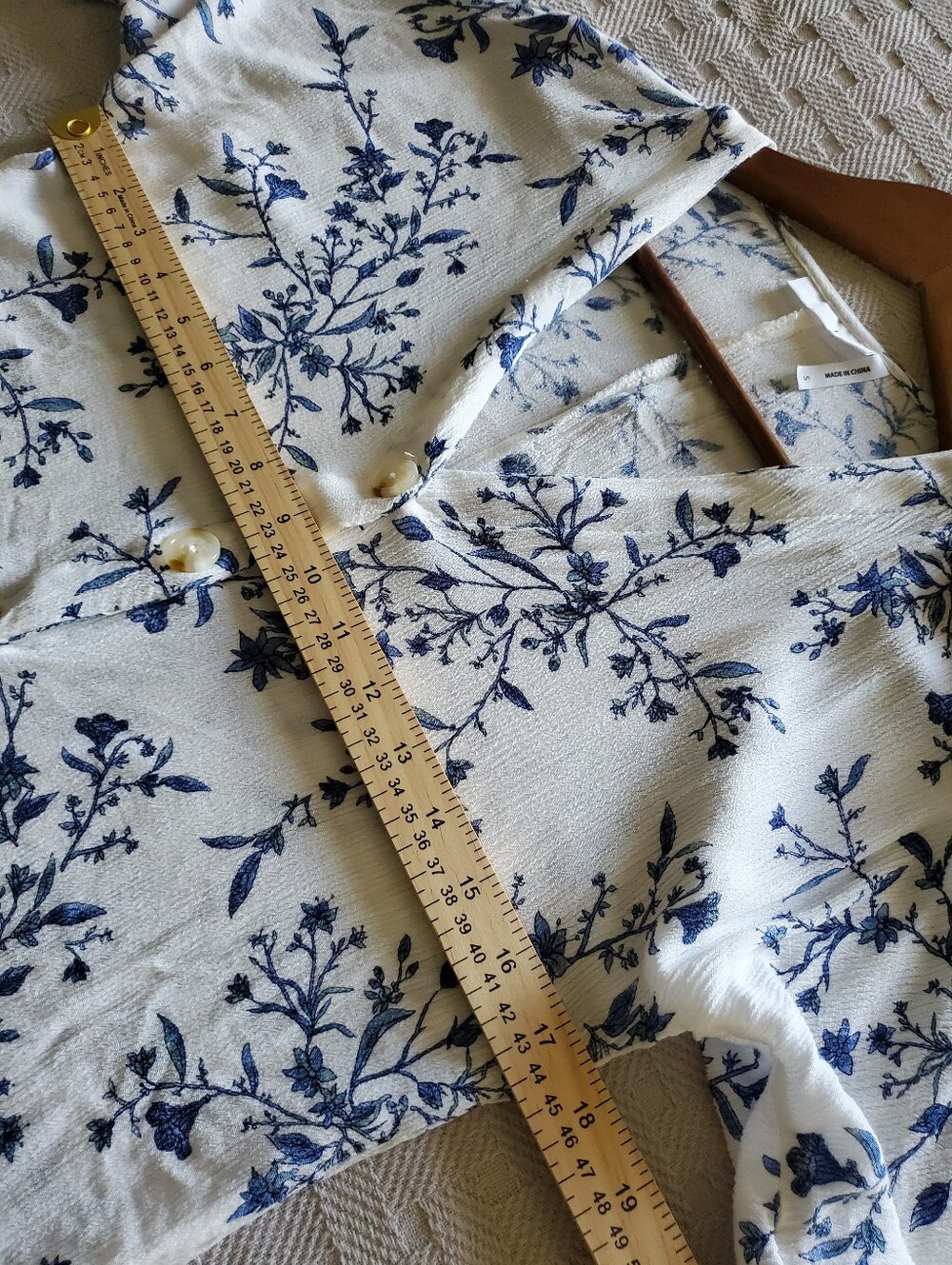 LUQ White Blue Floral V-Neck Button-Up Tie Front Gauze Blouse Shirt - Picture 7 of 12